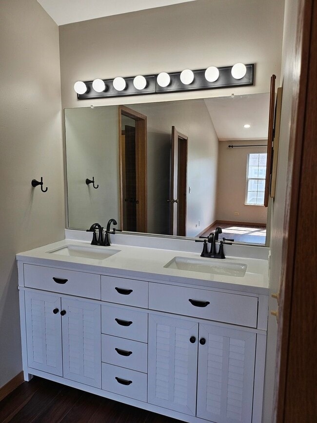 Building Photo - 640 Le Parc Cir