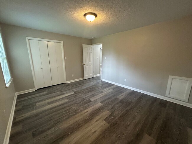Building Photo - Charming and Affordable Downstairs Duplex ...