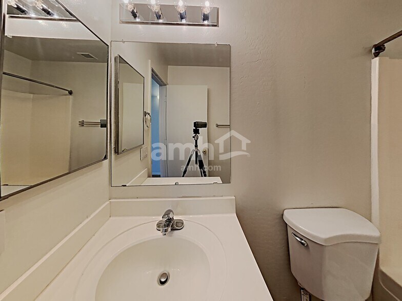 Building Photo - 4324 W Darrow St