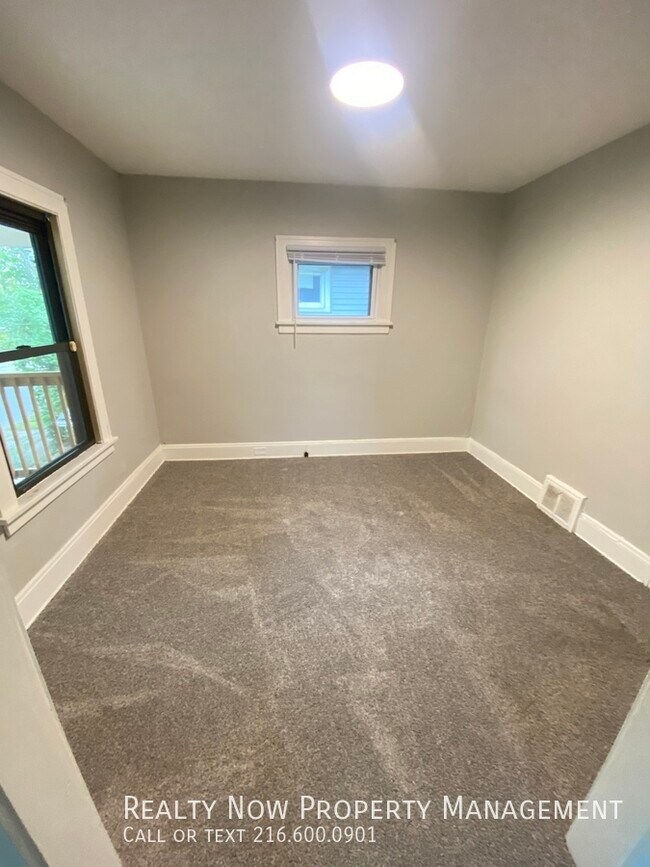 Building Photo - 9612 Lamontier Ave