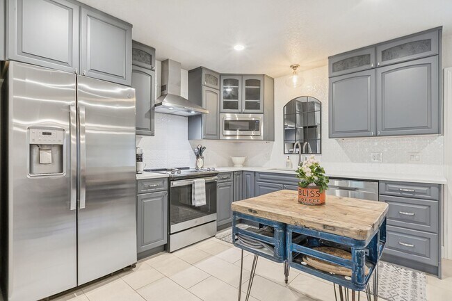 Building Photo - BEAUTIFUL FIRST FLOOR, 2-BEDROOM APARTMENT IN OLMOS PARK