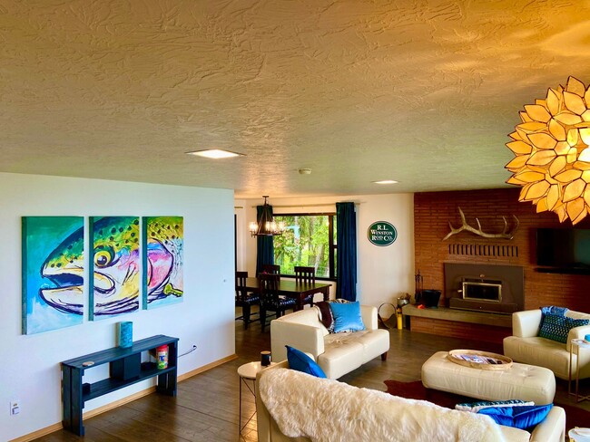 Building Photo - Fisherman's Lookout- Fully Furnished with garage only October 1st - May 31st