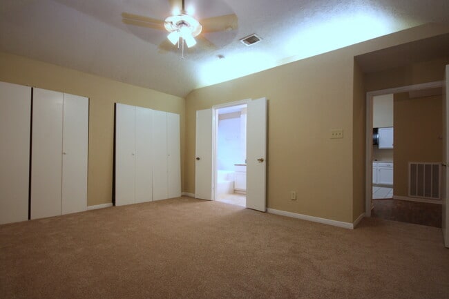 Building Photo - 15863 Meadow Village Dr