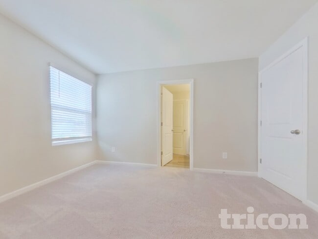 Building Photo - 250 Cottontail Ln