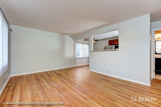 Building Photo - BEAUTIFUL LARGE 3 BED TOWNHOUSE WITH IN-UN...