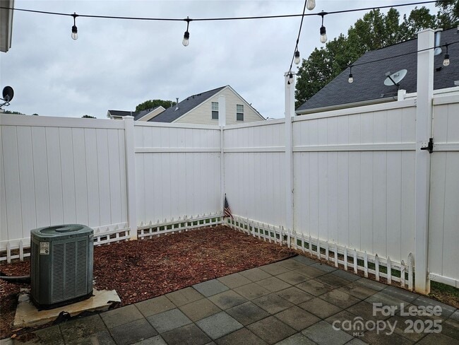 Building Photo - 2039 Shady Pond Dr