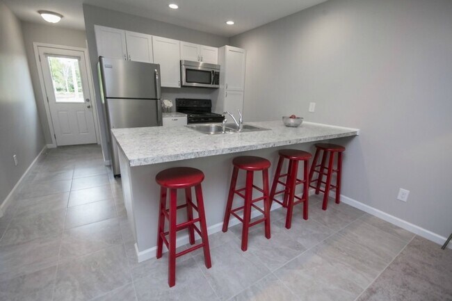 Building Photo - Updated 2 Bedroom Rental (Duplex)- $1100/Month