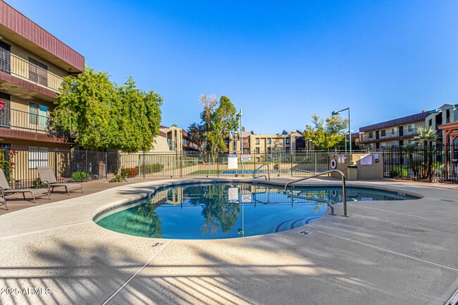 Building Photo - 461 W Holmes Ave