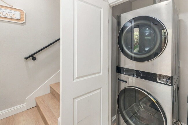 Building Photo - Your Furnished Coastal Escape Awaits!