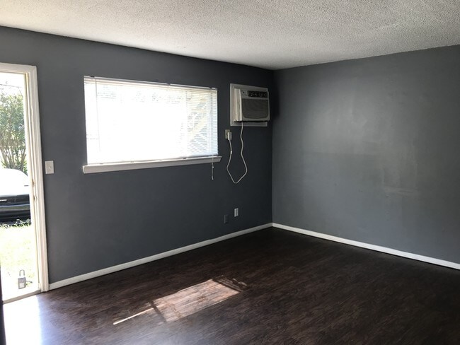 Building Photo - Red Bank Apartment 2/1: Great Price!