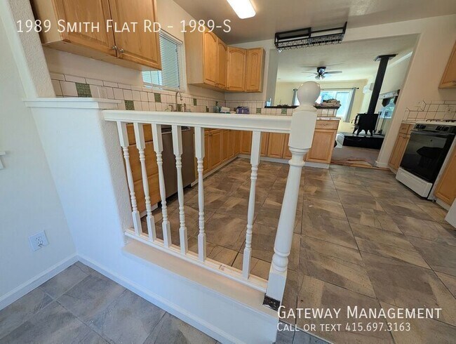 Building Photo - 1989 Smith Flat Rd