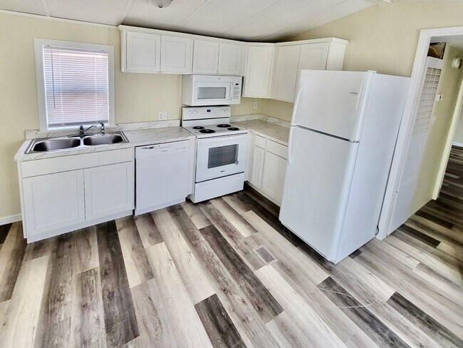Building Photo - Recently Renovated 2 Bedroom / 2 bathroom ...