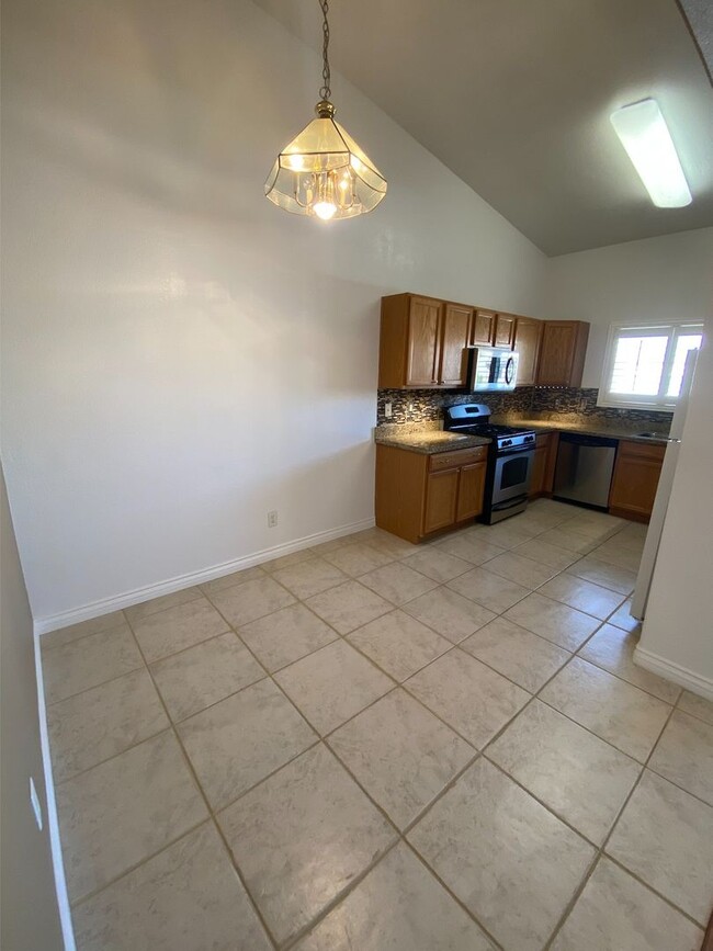 Building Photo - Nice Summerlin Condo in Gated Community