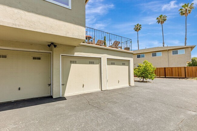 Building Photo - Ground Level Front Unit with 2 Car Garage