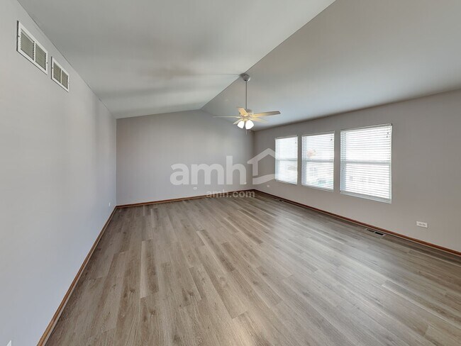 Building Photo - 3803 Saratoga Dr