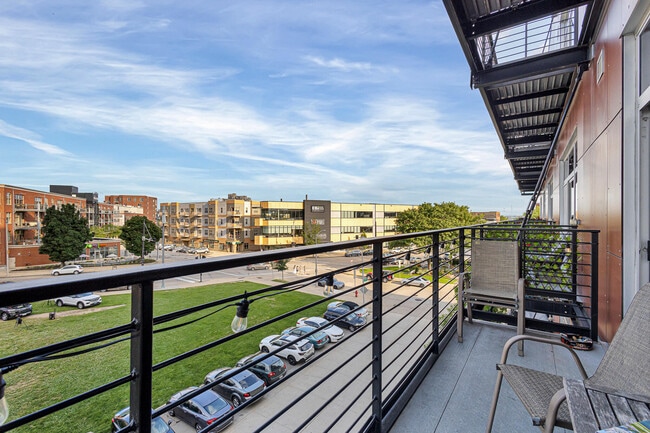 Building Photo - 106 W Seeboth St