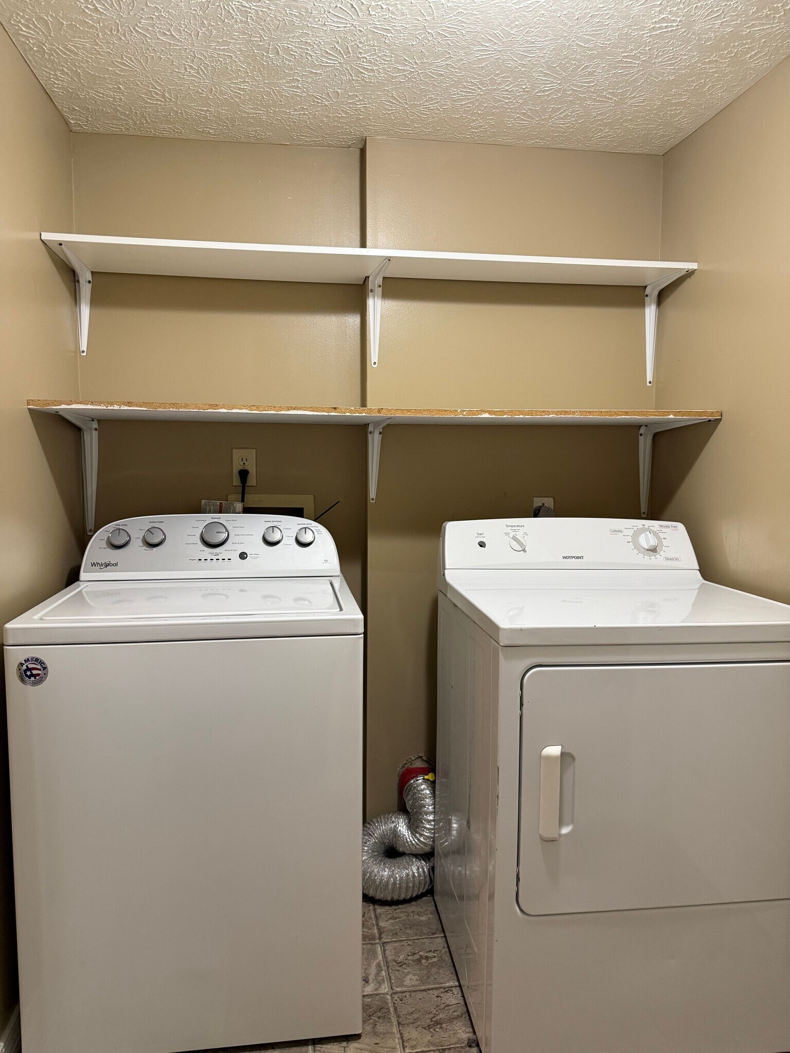 Building Photo - 158 E Willow Ct