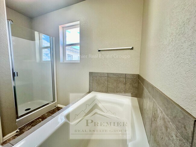 Building Photo - 3864 Saguaro Cir