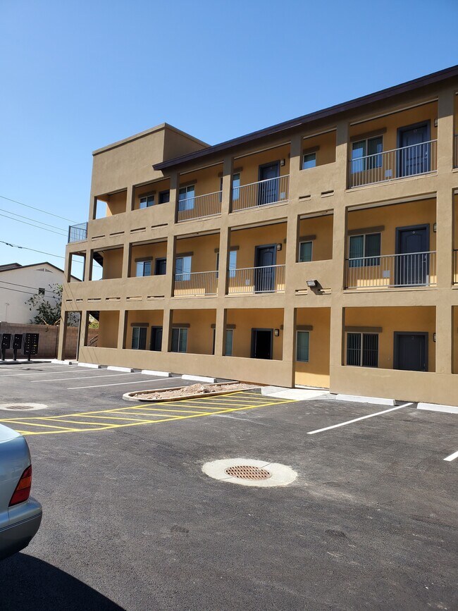 Building Photo - 521 E Mission Ln