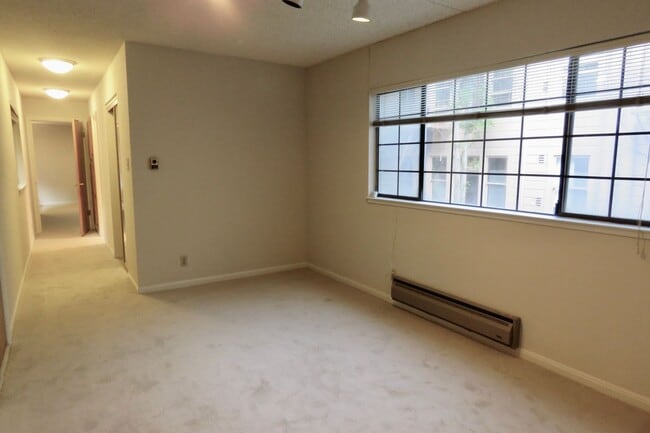Building Photo - Condo with 2 baths, Parking and Private Pa...