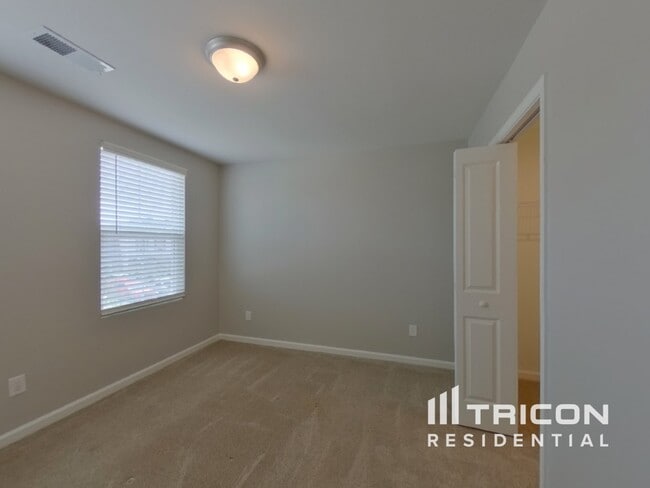 Building Photo - 120 Castlebrook Dr