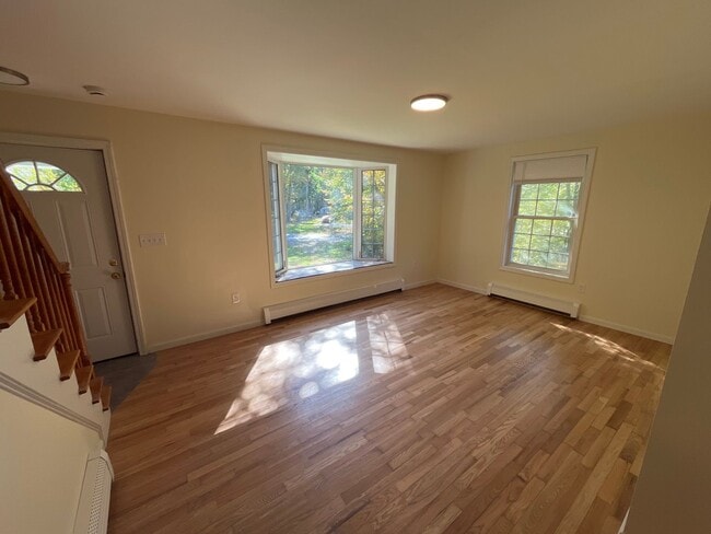 Building Photo - 3 Bedroom, 2 bath home newly renovated wit...