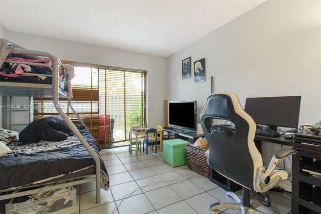 Building Photo - 10619 SW 113th Pl
