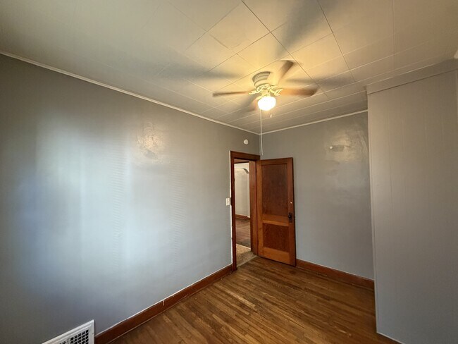 Building Photo - 7204 Lawn Ave