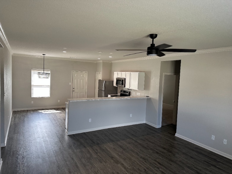 Building Photo - 2115 Mdw Crk Dr