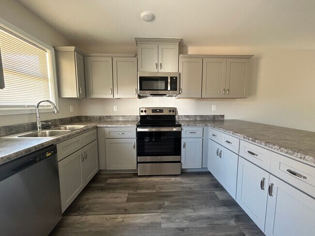 Building Photo - Three bedroom three bath available now!