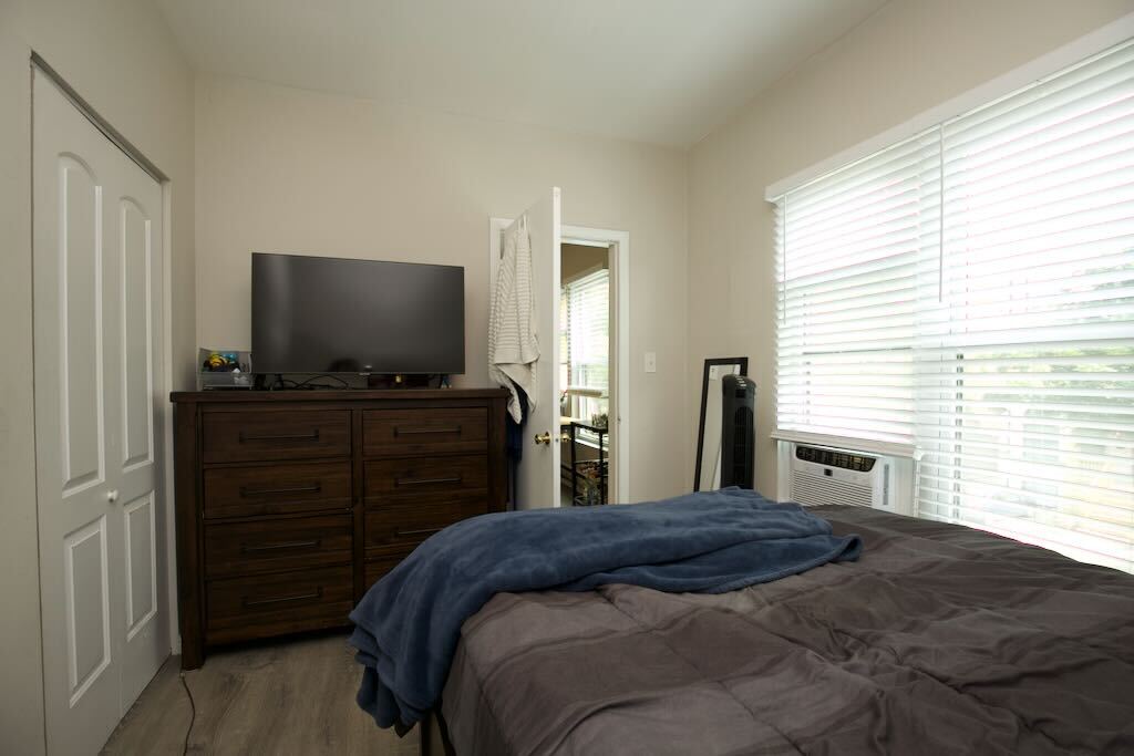 Building Photo - 724 W Roscoe St