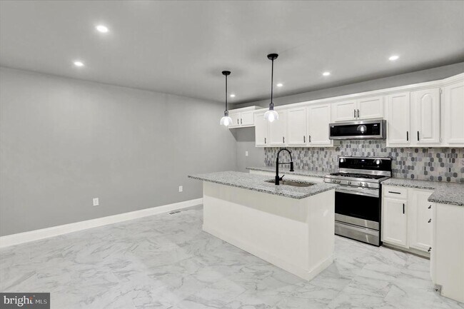 Building Photo - 734 Franklin St