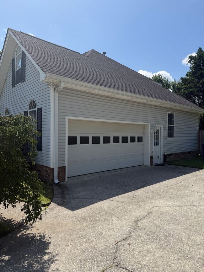 Building Photo - 8900 Fox Glen Dr