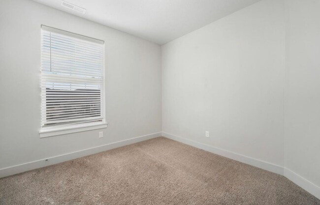 Building Photo - 3 Bedroom/2 Bathroom condo in Vineyard