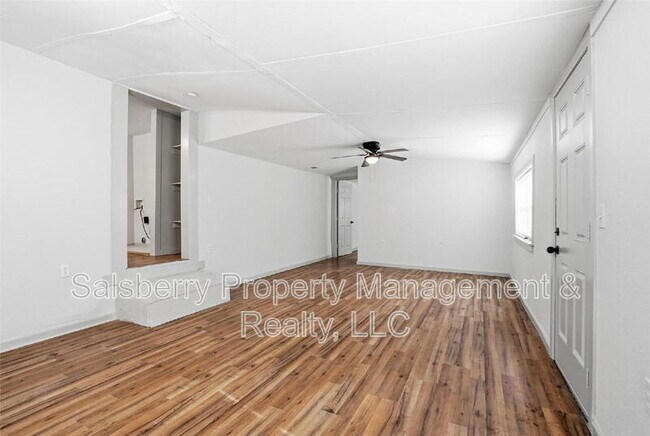 Building Photo - 1100 SE 9th St