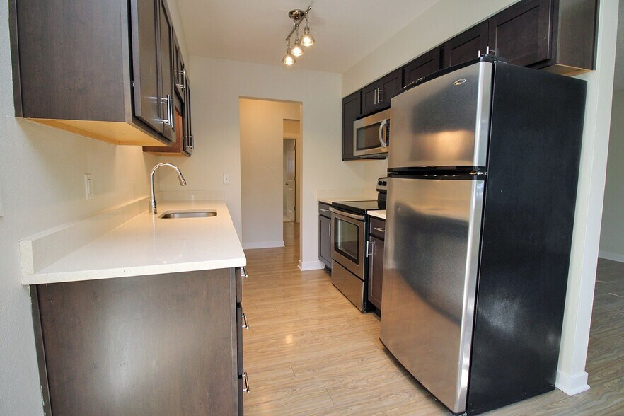 Building Photo - 2725-2743-2743 SE Taylor St