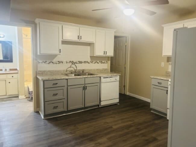 Building Photo - 2/1 Available For Move In Now!