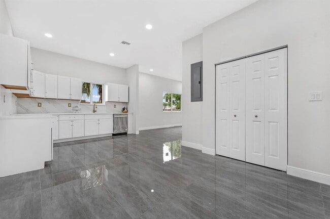Building Photo - 5250 SW 18th St