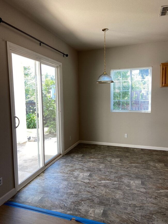 Building Photo - Willow Springs - Cozy 3 Bdrm, 2 Bath on culdesac. Walking distance to Folsom HS