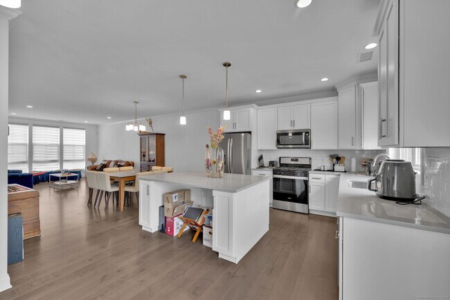 Building Photo - 8 Brentwood Cir