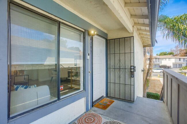 Building Photo - Newly Renovated 3BR/2BA Condo in