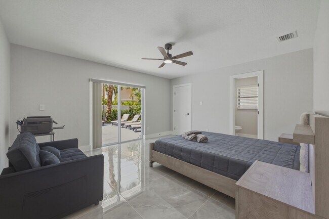 Building Photo - 632 Las Palmas Park