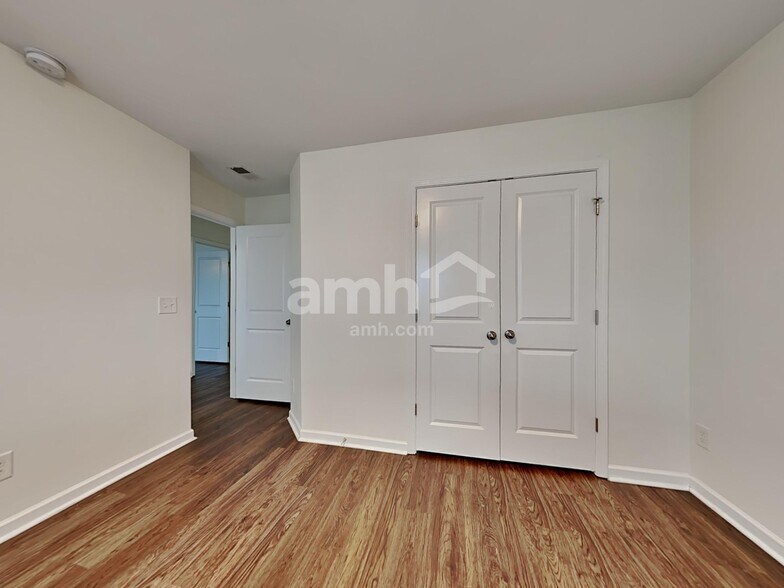 Building Photo - 614 Redbud Ln