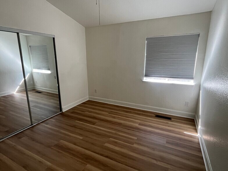 Building Photo - 705 Summer Cir