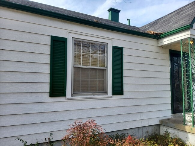 Building Photo - 807 Maria St