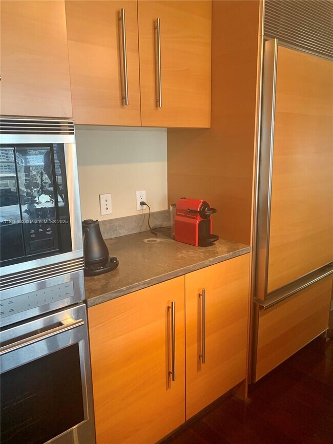 Building Photo - 495 Brickell Ave