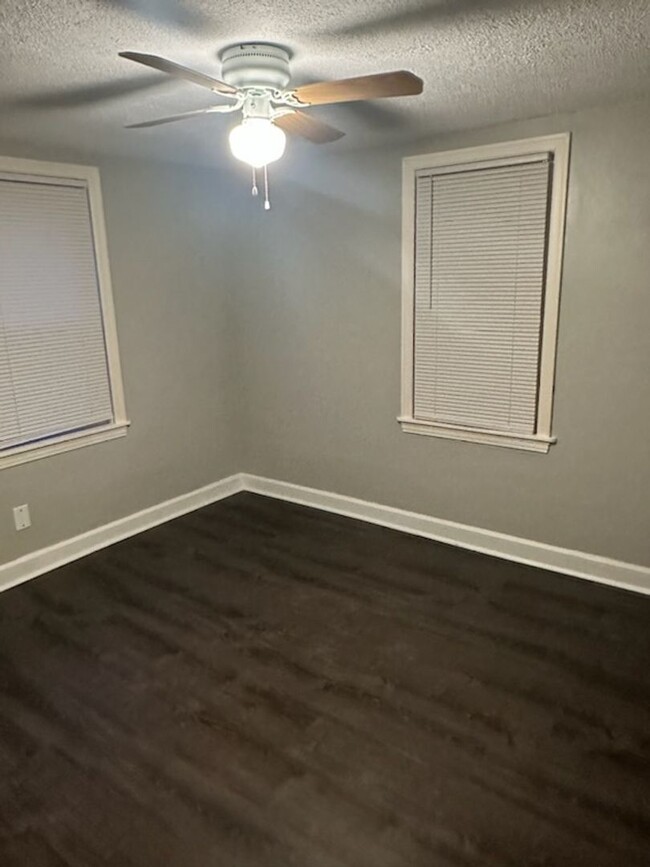 Building Photo - 2 Bedroom House Available in Madison Schoo...