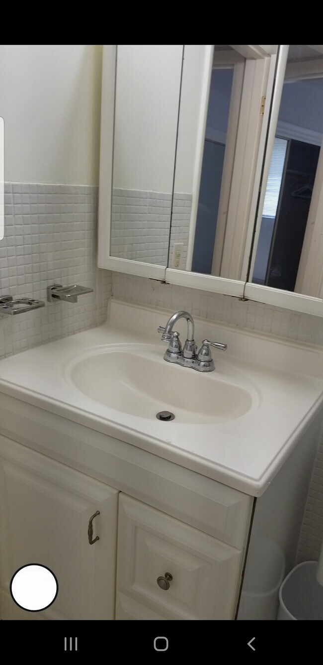 Vanity w/trimirror & LED - 1770 79th Street Cswy
