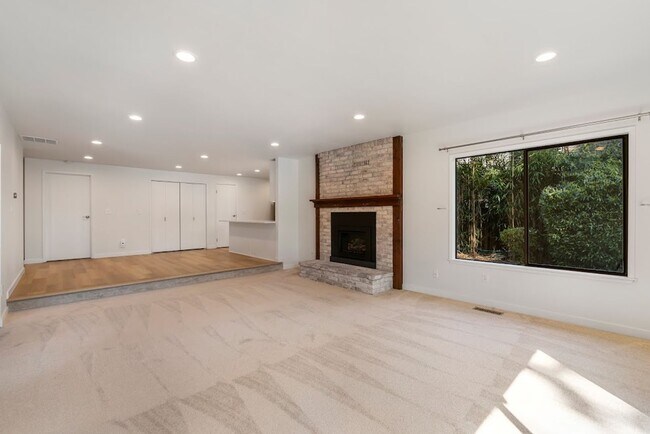 Building Photo - A Spacious Home in the Prestigious Sahalee...