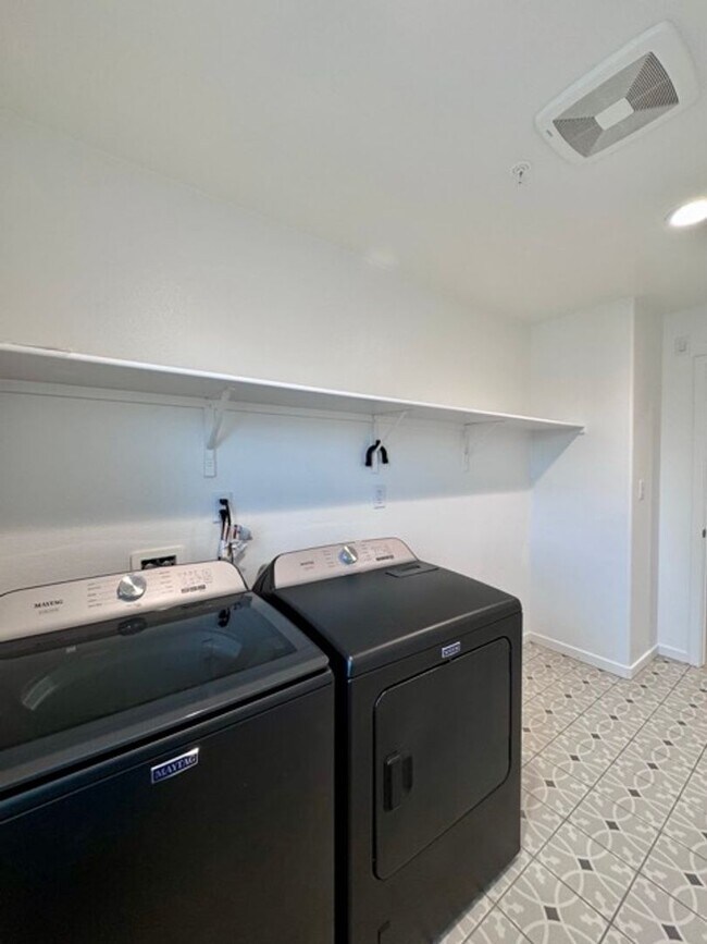 Building Photo - Spacious 4 Bedroom Home for Lease in Winch...